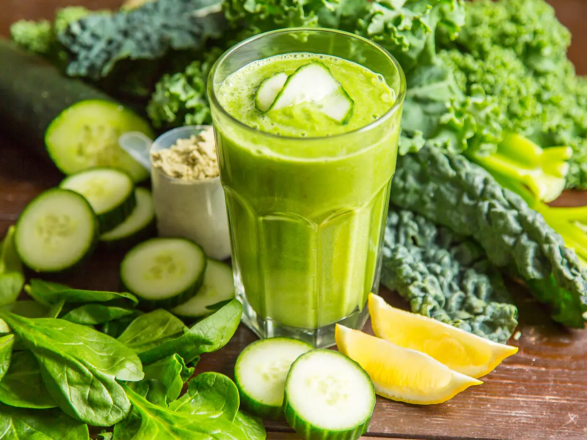 Idee vegane detox Frullato vitaminico con verdure a foglia verde
