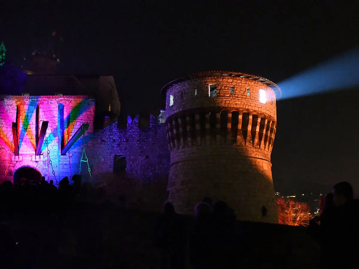 CIDNEON il festival internazionale delle luci tra natura e architettura al castello di Brescia
