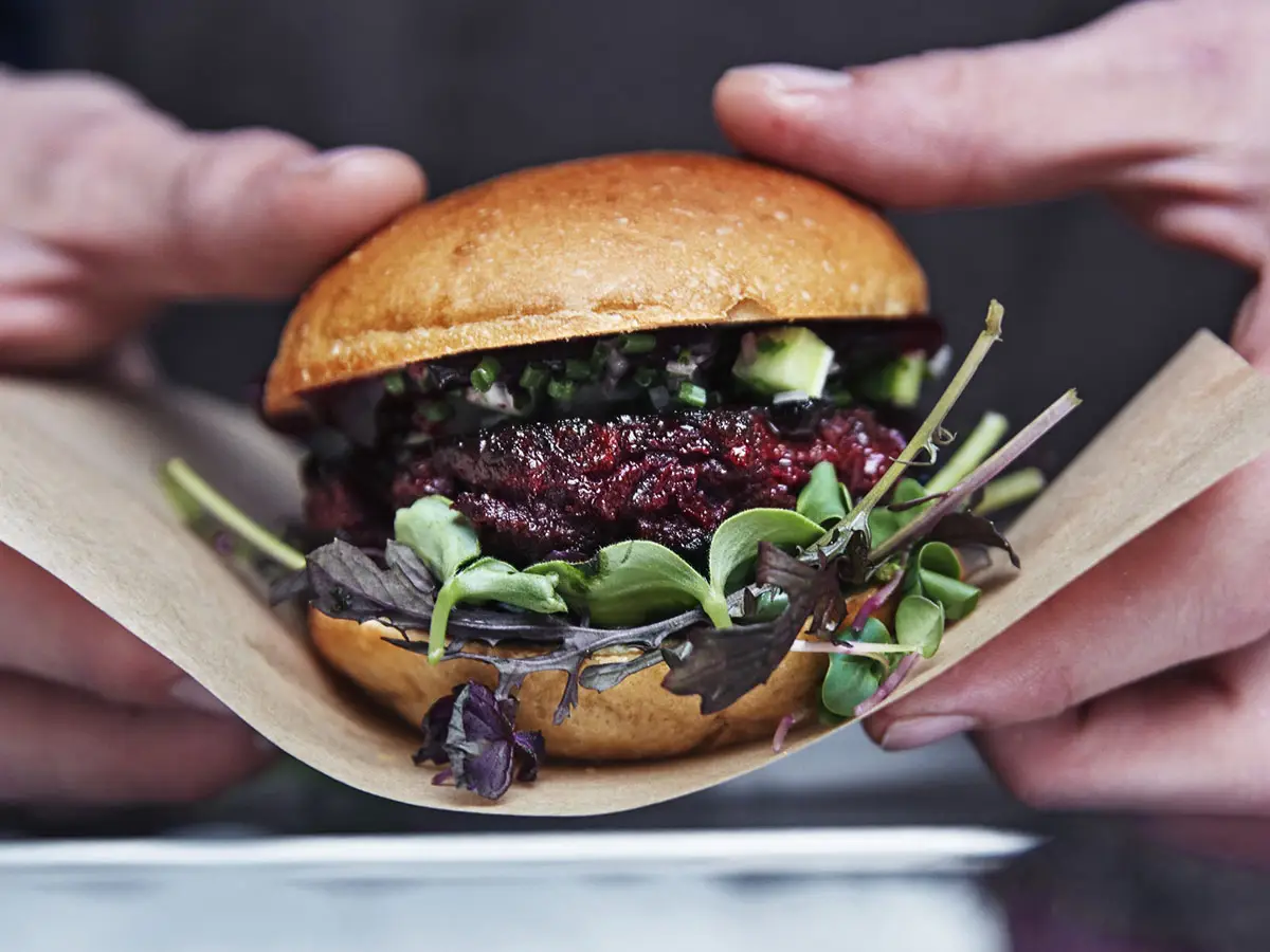 Hamburger di insetti e pane alle alghe per il fast food di IKEA