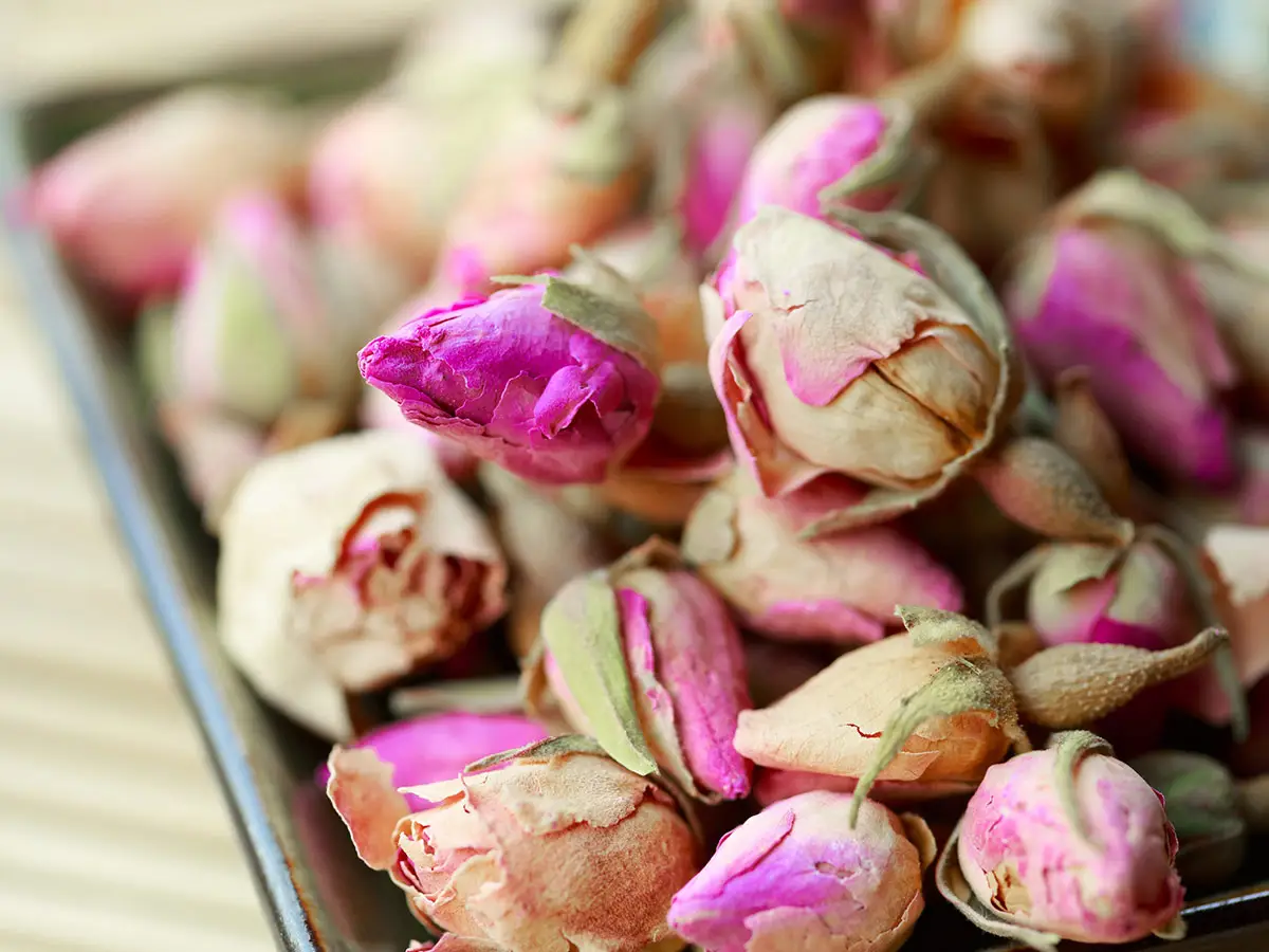 L’acqua di rose, un ingrediente tipico della pasticceria araba rose