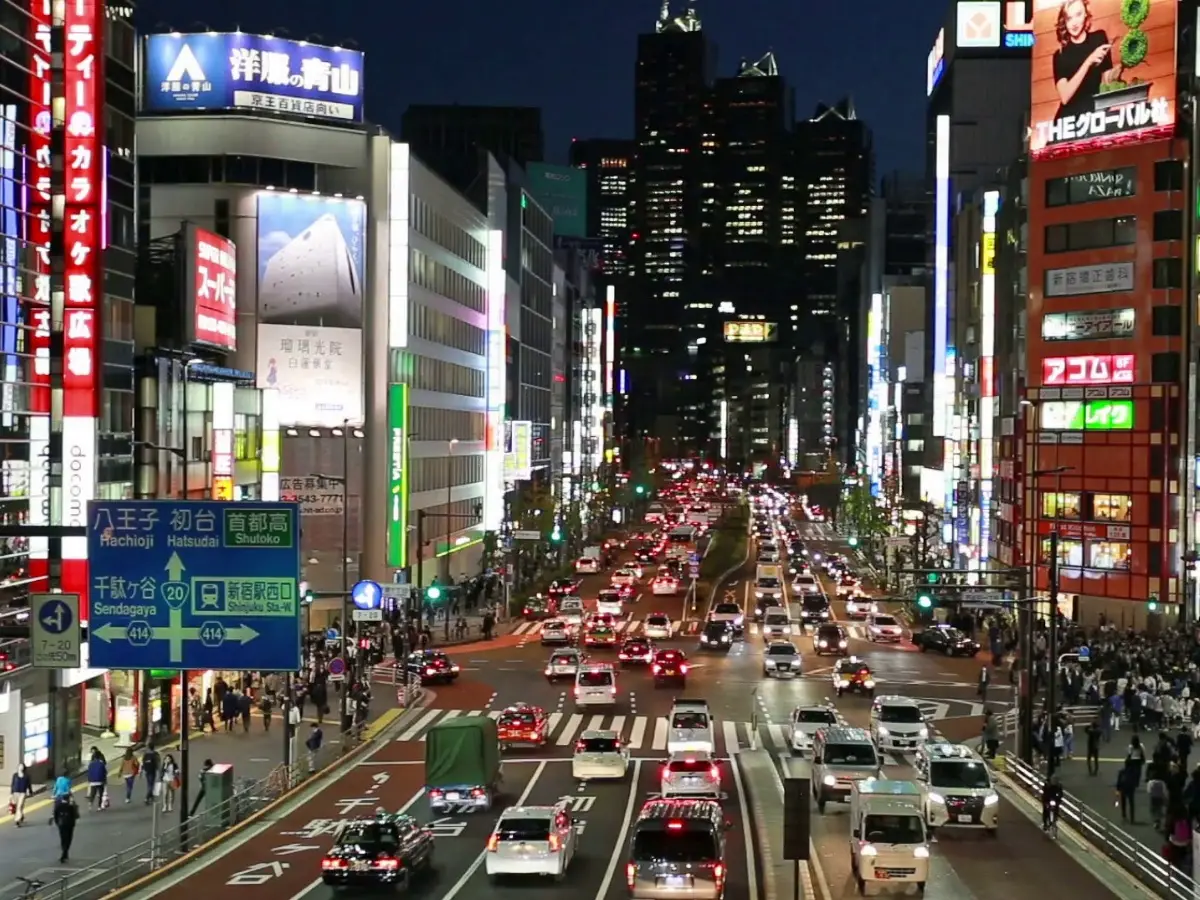 A Tokyo in Giappone una strada a pannelli solari