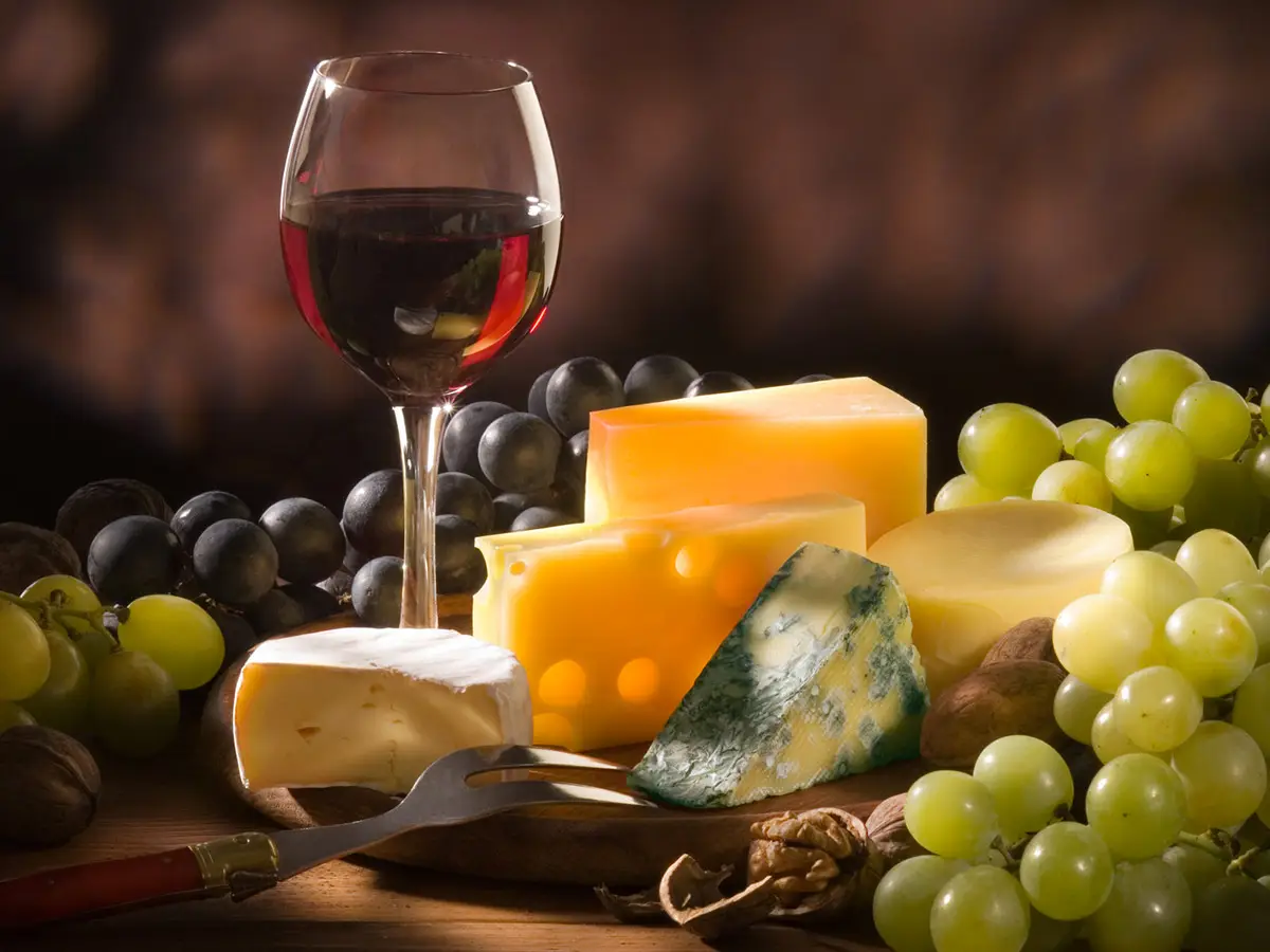 vino rosso e formaggio