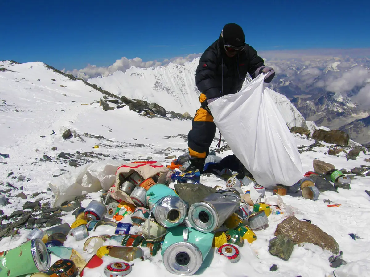 Troppa spazzatura chiuso il monte Everest