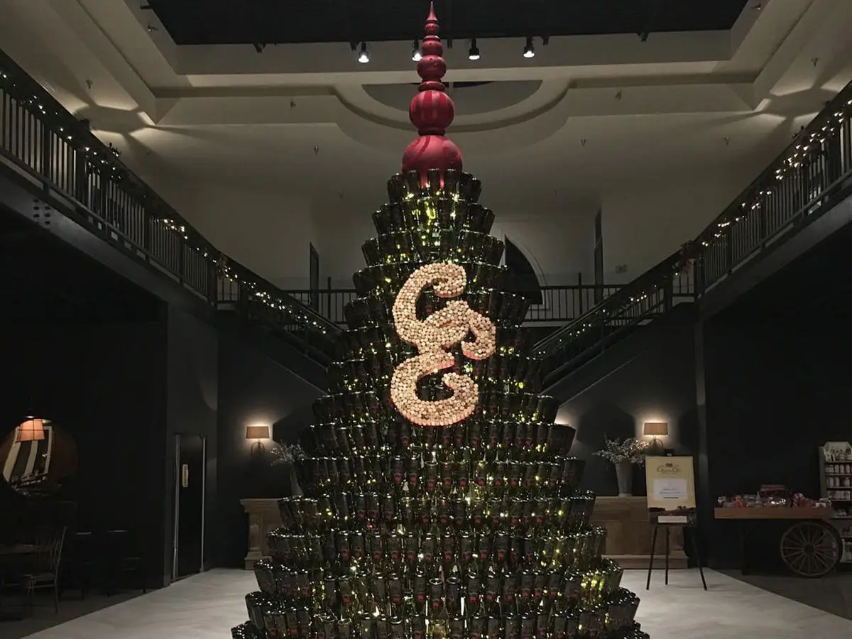 L'albero di Natale ecologico con le bottiglie di vino usate