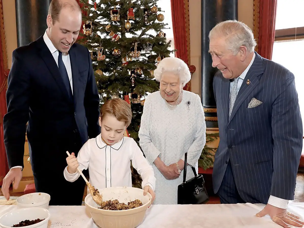 La regina e il principino George preparano il pudding di Natale