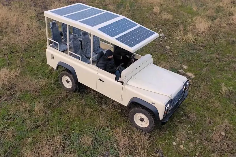Un produttore di yacht superlusso ha creato da zero una jeep da safari alimenta da pannelli solari montati sul tettuccio
