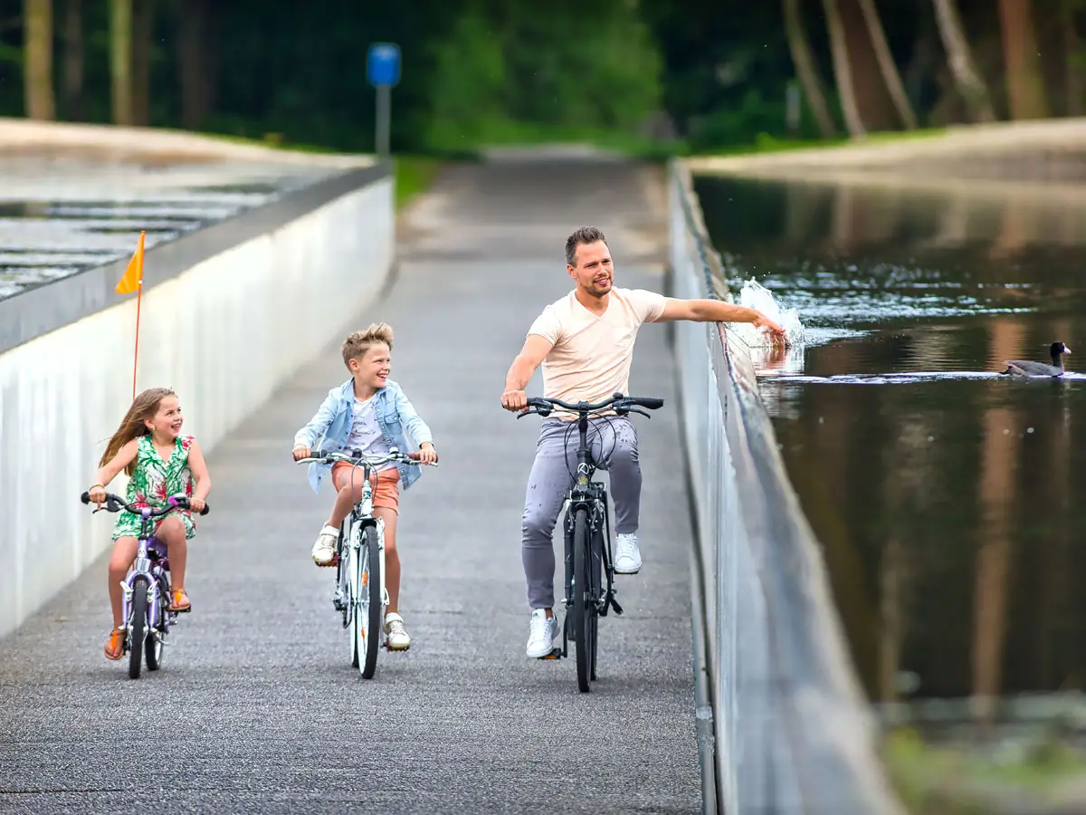 In Belgio, nella provincia di Limburgo, una pista ciclabile permette di attraversare il lago nella riserva di Bokrijk restando sotto il livello delle sue acque