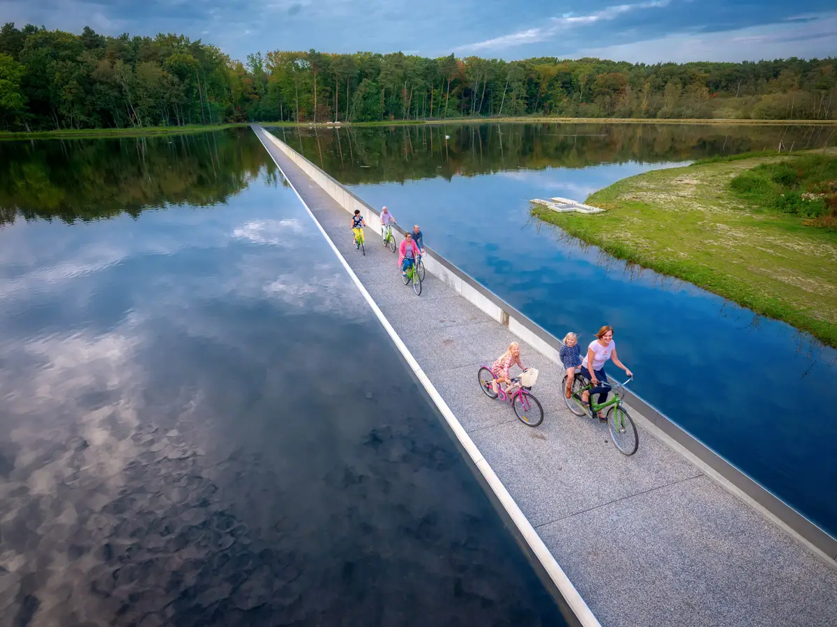 In Belgio, nella provincia di Limburgo, una pista ciclabile permette di attraversare il lago nella riserva di Bokrijk restando sotto il livello delle sue acque