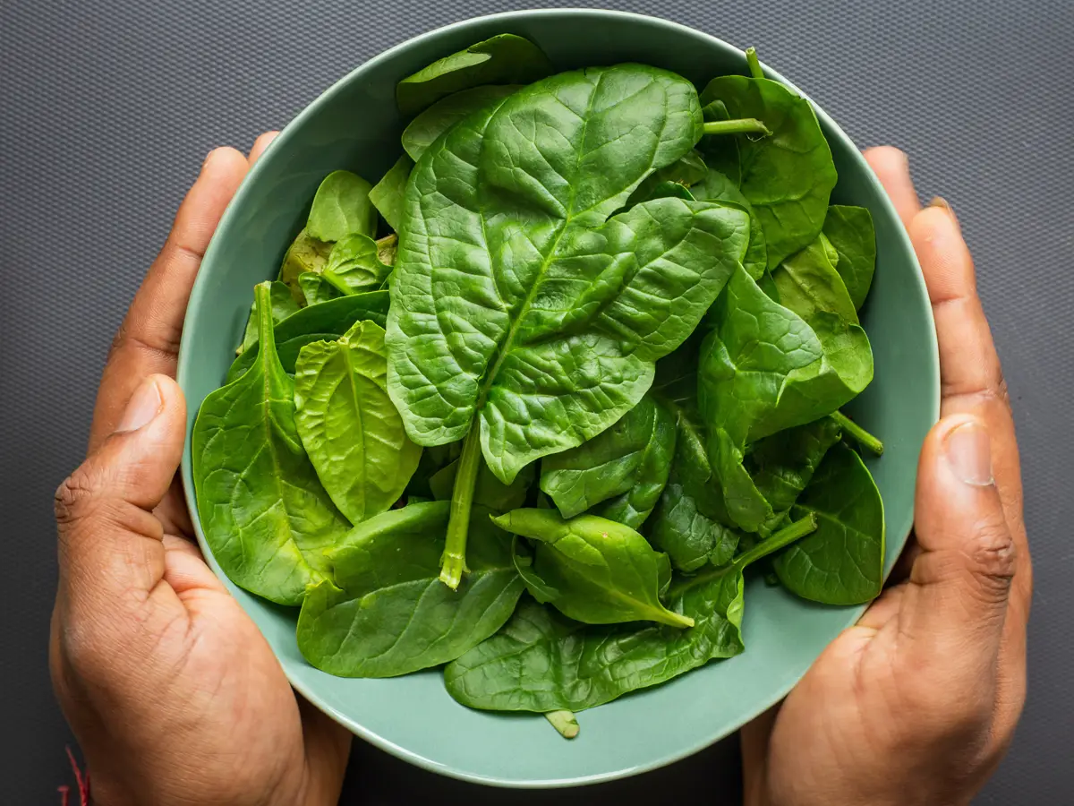 La vitamina K, fornita da varie verdure a foglia come gli spinaci, non è nota come le vitamine A o B, ma svolge delle funzioni fondamentali nel nostro organismo