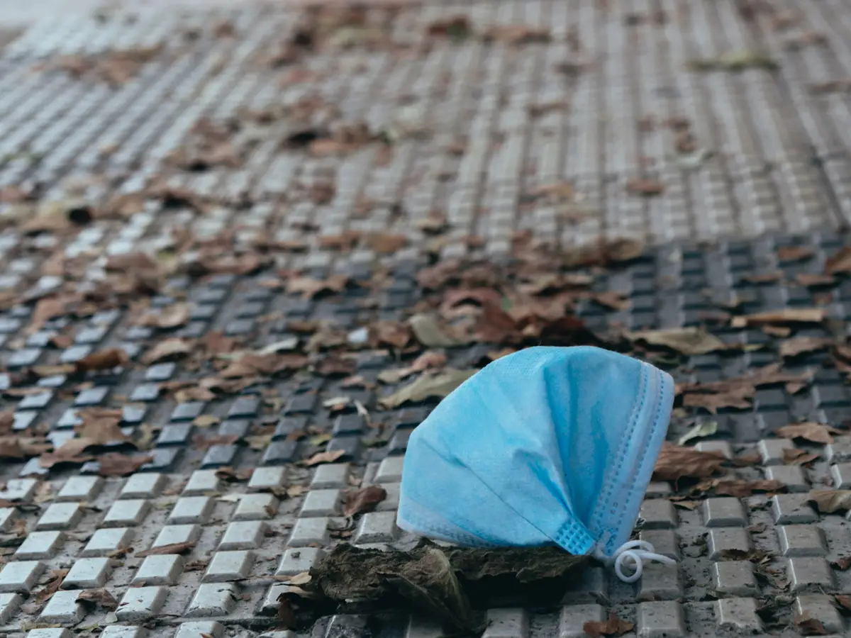 Un gruppo di ricercatori ha sviluppato un materiale mescolando la plastica delle mascherine monouso con il cemento riciclato con l'obiettivo di usare il materiale per asfaltare le strade