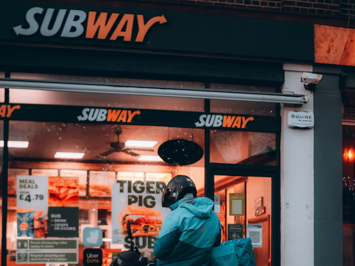 Negli Stati Uniti, due clienti hanno intentato una causa contro la catena Subway accusandola di vendere panini al tonno senza vero tonno