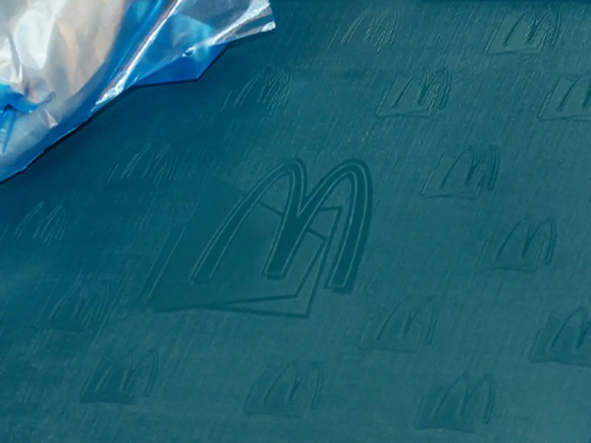 In alcuni ristoranti di McDonald's in Brasile sono stati introdotti dei vassoi creati con l'UB, materiale termoplastico ricavato dagli avanzi di cibo e altri rifiuti indifferenziati