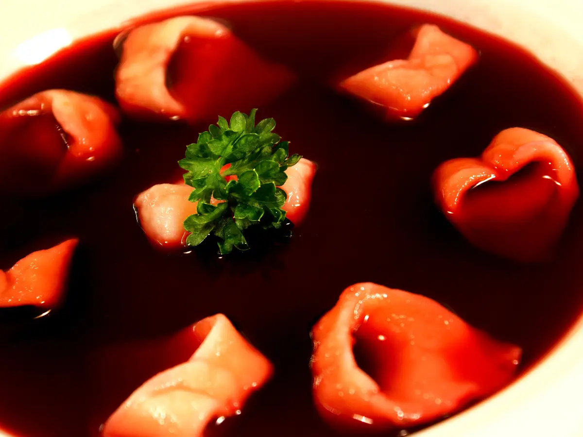 Il borsch è una colorata zuppa a base di barbabietola e cavolo tipica dell’Est Europa. La sua preparazione può richiedere anche alcune settimane
