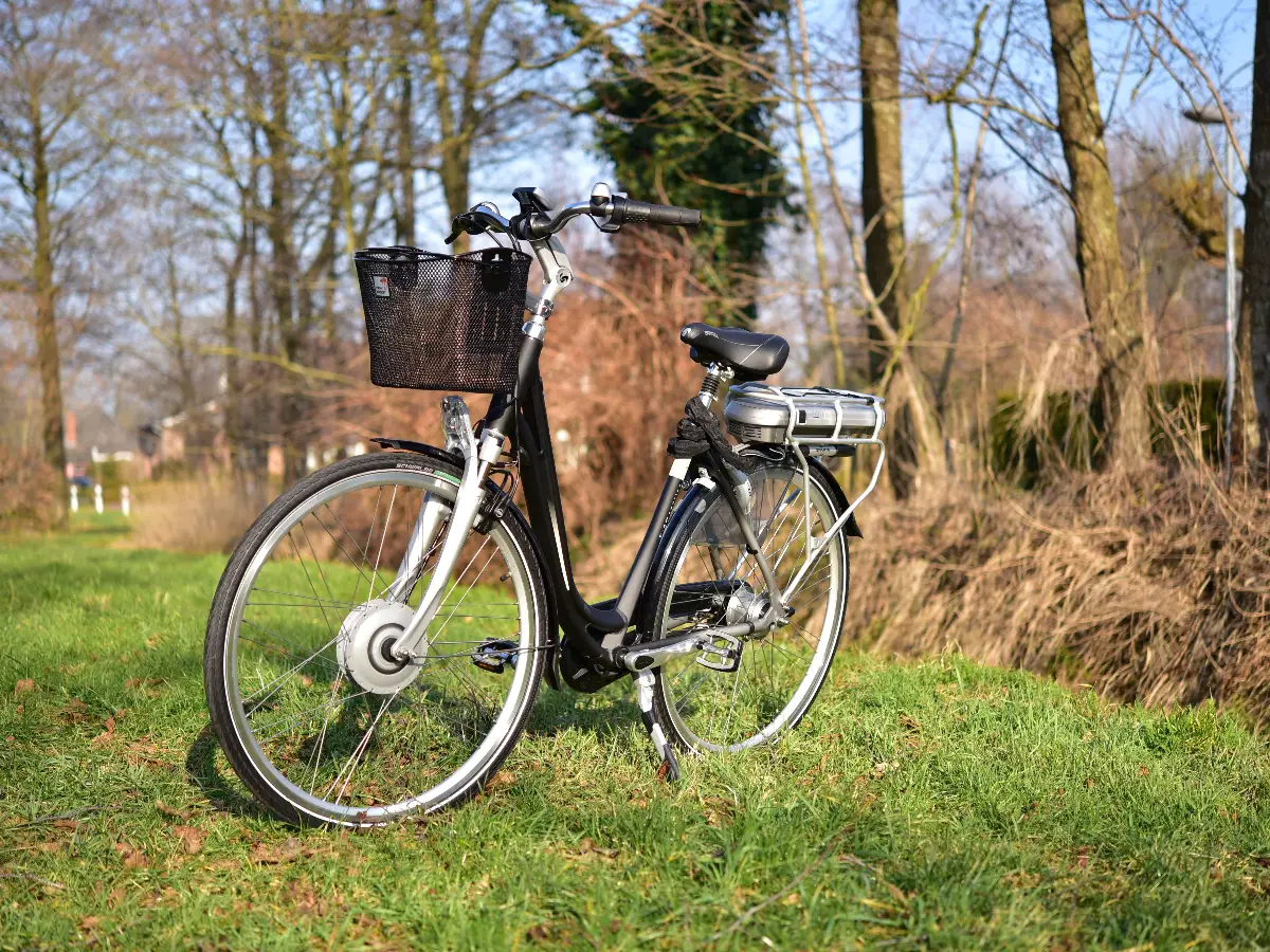 La necessità o meno di un’azione sui pedali del ciclista per attivare il motore elettrico è uno degli elementi che distingue la bici elettrica da quella a pedalata assistita