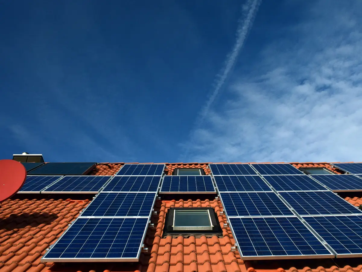 Un gruppo di ricercatori ha individuato la percentuale di tetti che bisognerebbe ricoprire coni pannelli solari per garantire energia pulita a tutta la popolazione mondiale