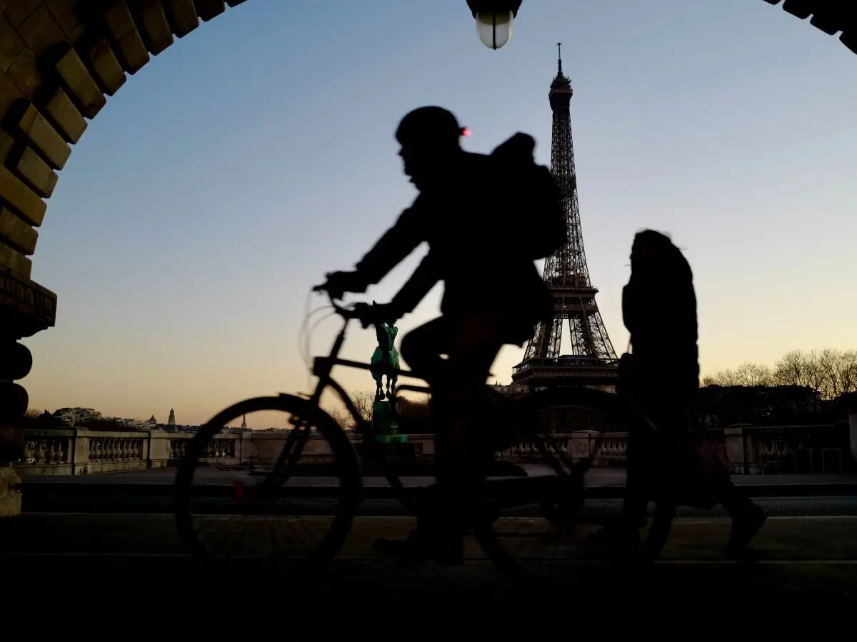Il Comune di Parigi ha stanziato 250 milioni di euro per realizzare 130 km di nuove piste ciclabili, parcheggi per bici e servizi dedicati