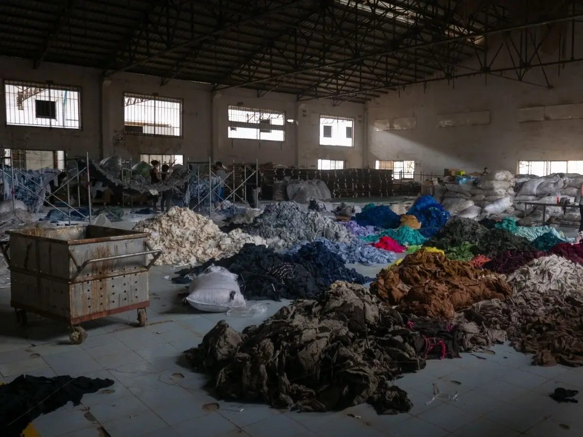 Con l’avvio del 2022, è entrato in vigore anche in Italia l’obbligo per i Comuni di raccogliere in modo differenziato i rifiuti tessili