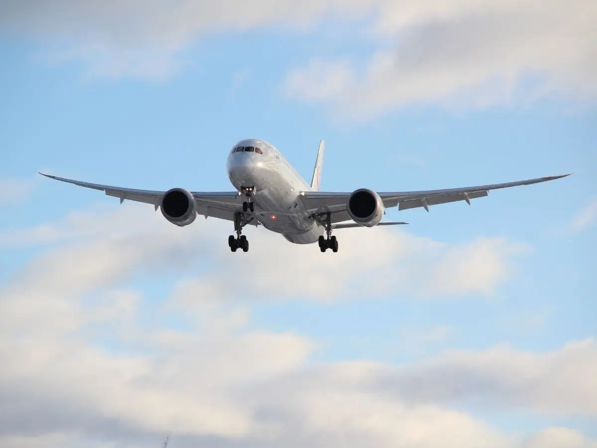 Secondo Greenpeace le compagnie aeree fanno viaggiare i mezzi vuoti, i cosiddetti voli fantasma, per conservare gli slot negli aeroporti, generando emissioni come 1,4 milioni di auto