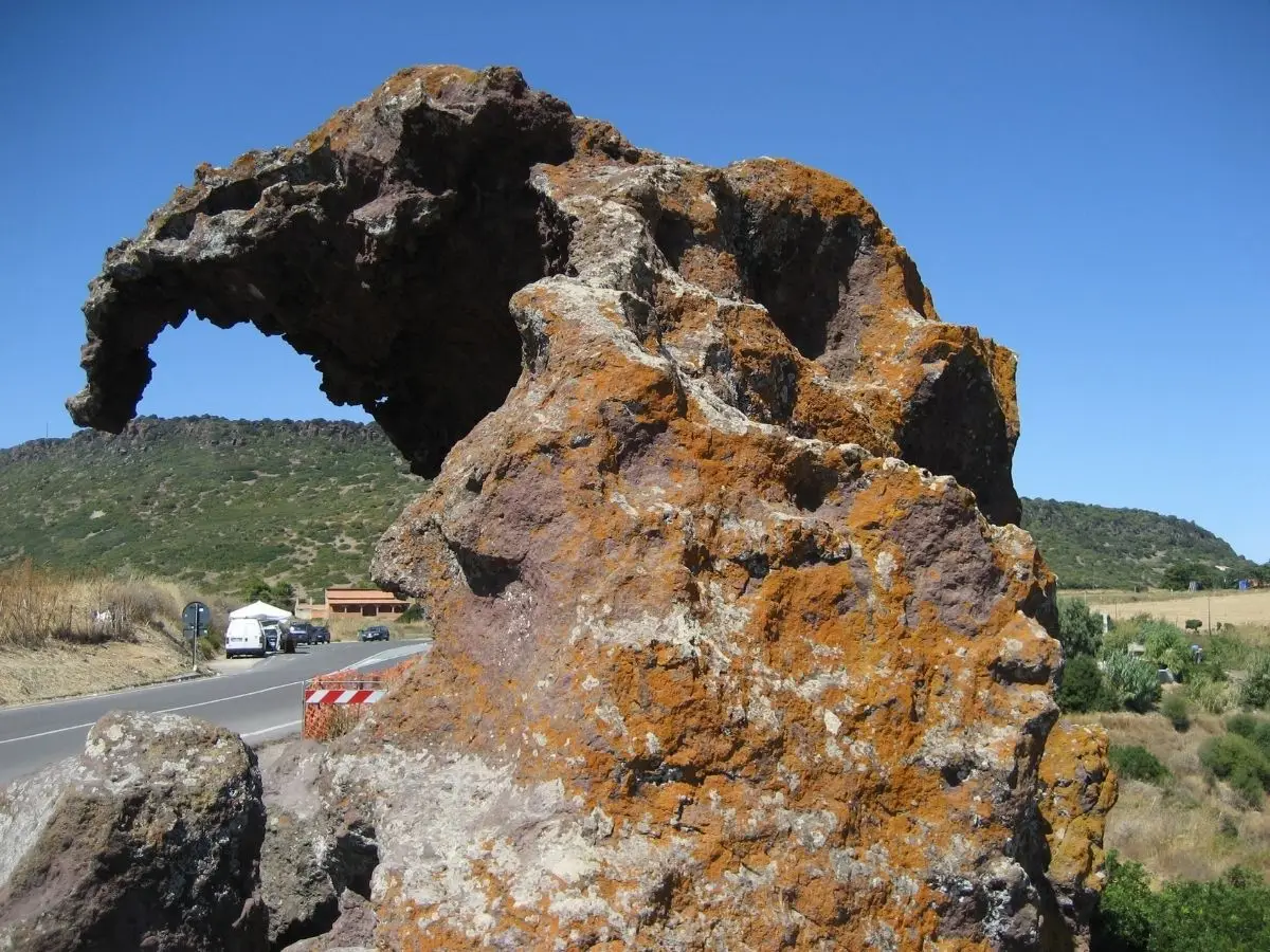 Il suggestivo masso di roccia che ricorda un elefante è situato a pochi chilometri da Castelsardo, in Sardegna