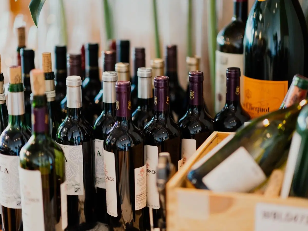 La parola solfiti si legge spesso sulle etichette delle bottiglie di vino ma non tutti sanno perché sono usati nelle cantine