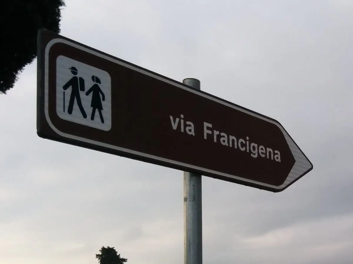 Il ministro del Turismo Massimo Garavaglia ha annunciato che c’è un accordo per “fornire colonnine di ricarica lungo la via Francigena” per le e-bike