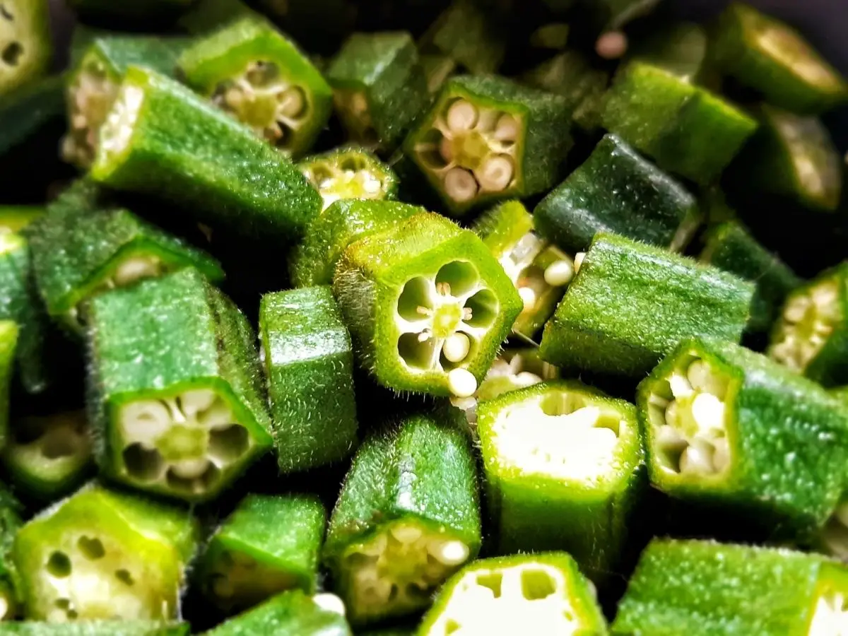 Alcuni ricercatori hanno sperimentato estratti di okra e di altre piante come il tamarindo per ripulire le acque reflue