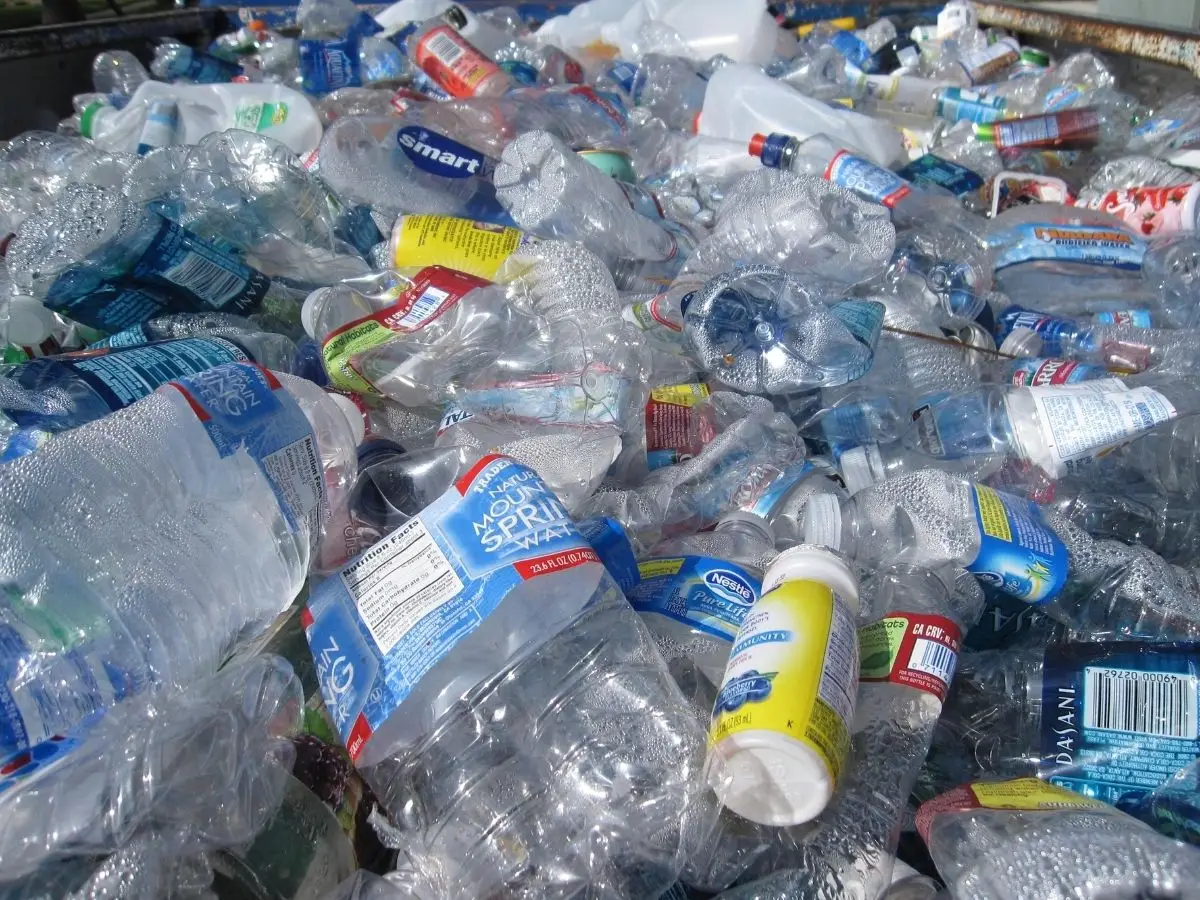 Riciclare la plastica non è sostenibile: il nuovo avvertimento degli scienziati