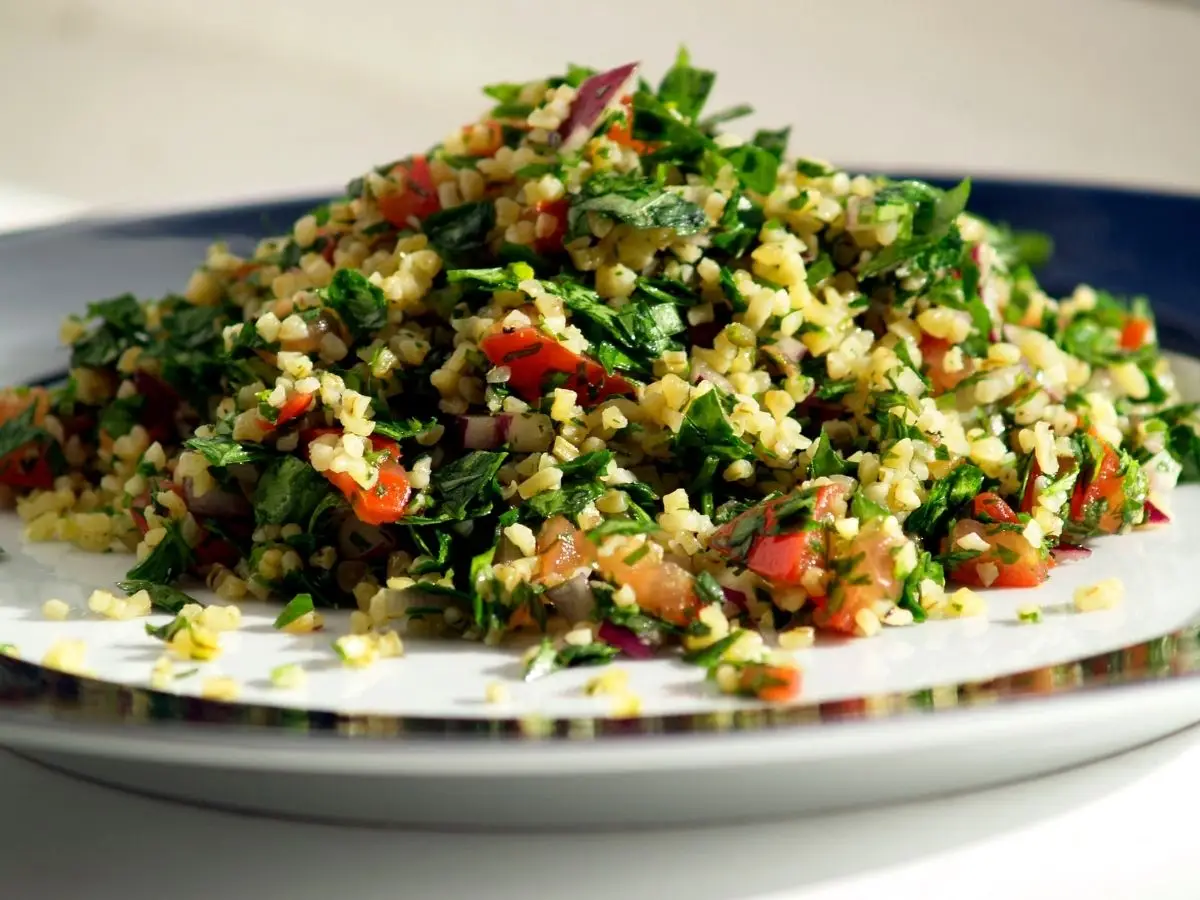 Il tabbouleh è un piatto del Medio Oriente preparato per essere condiviso a tavola in occasioni conviviali o per le festività