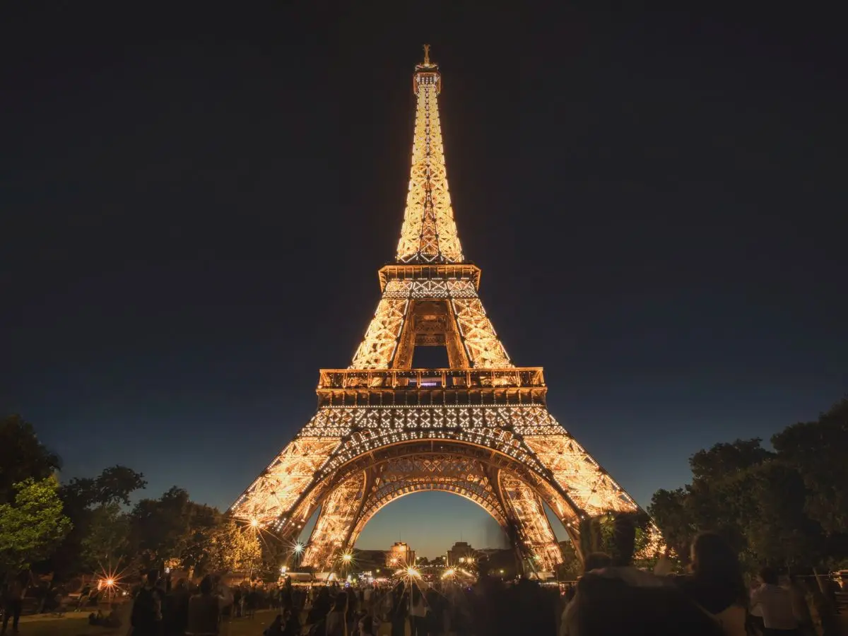 Caro energia, le luci della Tour Eiffel saranno spente prima per risparmiare